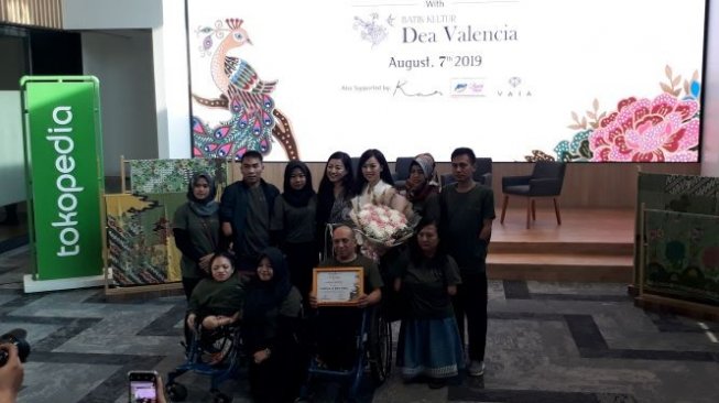 Dea Valencia bersama karyawan difabel Batik Kultur. (Suara.com/Dinda Rachmawati)