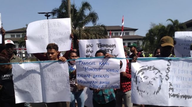 Kecam Rasisme, Mahasiswa Papua di Bandung Gelar Aksi di Gedung Sate