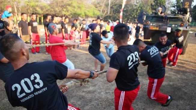 Sejumlah peserta mengikuti lomba tarik panser di Yonif 203 Arya Kemuning, Kota Tangerang, Minggu (18/8). [ANTARA FOTO/Fauzan]