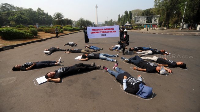 Sejumlah aktivis melakukan aksi berbaring #Bersihkan Indonesia di depan Istana Merdeka, Jakarta, Senin (19/8). [Suara.com/Arya Manggala]