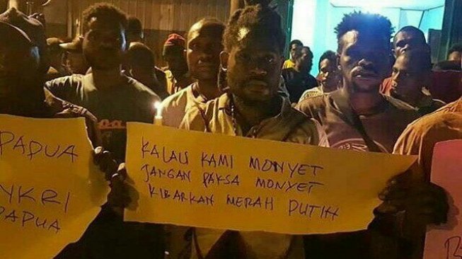 Lawan Rasisme, Foto Warga Papua Pegang Poster soal Monyet Ini Viral