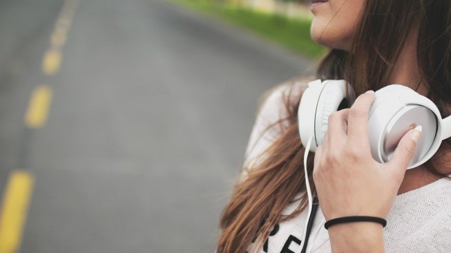 perempuan mendengarkan musik (Pixbay/foundry)