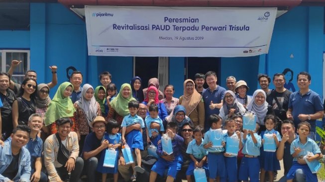 Manajemen Asuransi Astra bersama jurnalis dan para murid PAUD Terpadu Perwari Trisula Medan [Dok. Asuransi Astra].