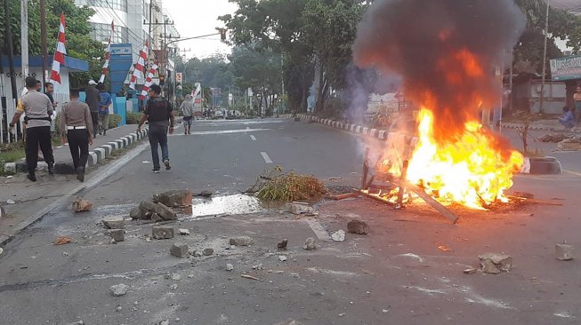 Halau Napi Kabur saat Kerusuhan, Petugas Lapas Sorong Luka-luka