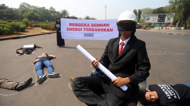 Sejumlah aktivis melakukan aksi berbaring #Bersihkan Indonesia di depan Istana Merdeka, Jakarta, Senin (19/8). [Suara.com/Arya Manggala]