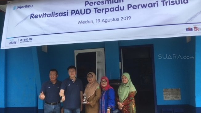 Penyerahan plakat dari Asuransi Astra sebagai simbolis dimulainya acara revitalisasi bangunan gedung sekolah PAUD Terpadu Perwari Trisula, Medan [Suara.com/ukirsari].