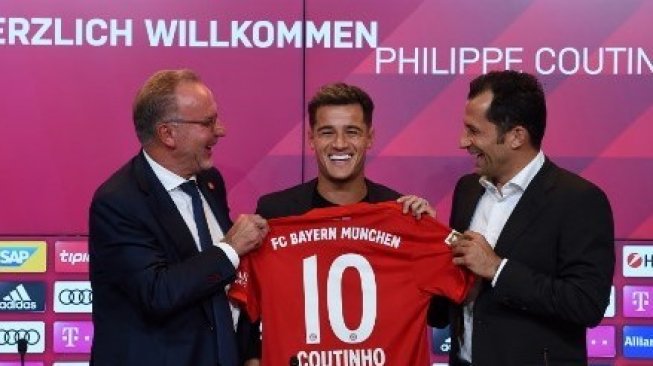 CEO Bayern Munich Karl-Heinz Rummenigge (kiri) dan Direktur Sport Bayern Munich Hasan Salihamidzic (kanan) saat memperkenalkan pemain barunya Philippe Coutinho. Christof STACHE / AFP 