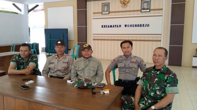 Aksi Anggota TNI Panjat Tiang Bendera Bikin Haru Upacara di Banyuwangi