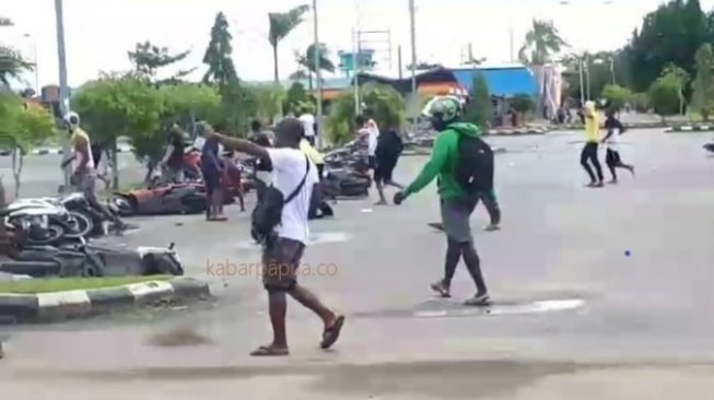 Puluhan motor dirusak di Bandara DEO Sorong. [KabarPapua.co/Veydaody]