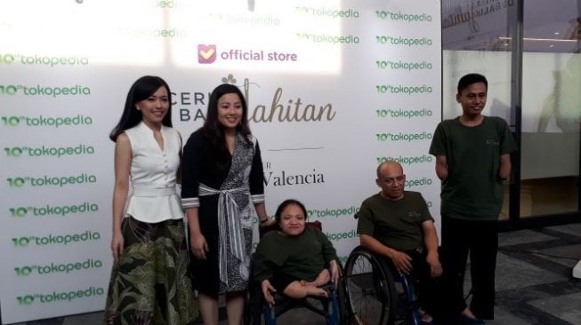 Dea Valencia bersama karyawan difabel Batik Kultur. (Suara.com/Dinda Rachmawati)