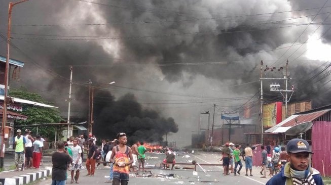 Aksi ujuk rasa berujung kerusuhan terjadi di Manokwari, Papua Barat, Senin (19/8). (STR / AFP)