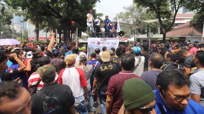 Sejumlah pengemudi taksi online melakukan aksi di depan Balai Kota Jakarta, Senin (19/8). [Suara.com/Arya Manggala]