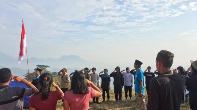 Remaja Mujahidin Kibarkan Bendera Di Atas Bukit Jamur Bengkayang