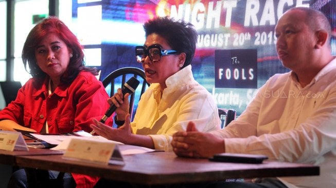 CEO ABM Enterprise Vivi Montolalu, General Manager Sentul International Sirkuit Lola Moenek dan Ketua IMI DKI Anondo Eko dalam acara Press Conference jelang digelarnya Motorsport Festival ISSOM Night Race 2019 di Jakarta, Selasa (20/8). [Suara.com/Oke Atmaja]