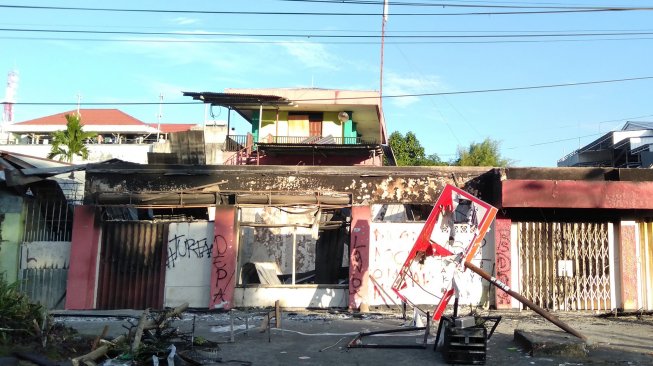 Kondisi bangunan yang terbakar pascakerusuhan di Manokwari, Papua Barat, Senin (19/8). [ANTARA FOTO/Tomi]