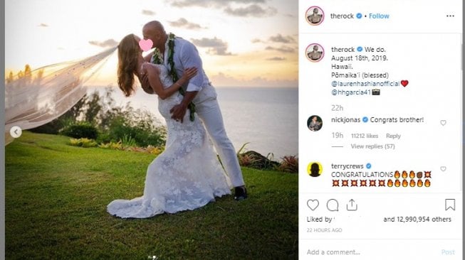 Unik, Dwayne Johnson Punya Cincin Kawin dari Tulang Dinosaurus!