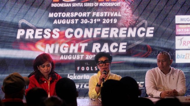 CEO ABM Enterprise Vivi Montolalu, General Manager Sentul International Sirkuit Lola Moenek dan Ketua IMI DKI Anondo Eko dalam acara Press Conference jelang digelarnya Motorsport Festival ISSOM Night Race 2019 di Jakarta, Selasa (20/8). [Suara.com/Oke Atmaja]