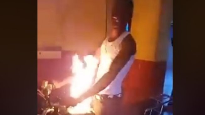 Tangki Bensin Motor Terbakar, Respons Orang Ini Kelewat Kalem