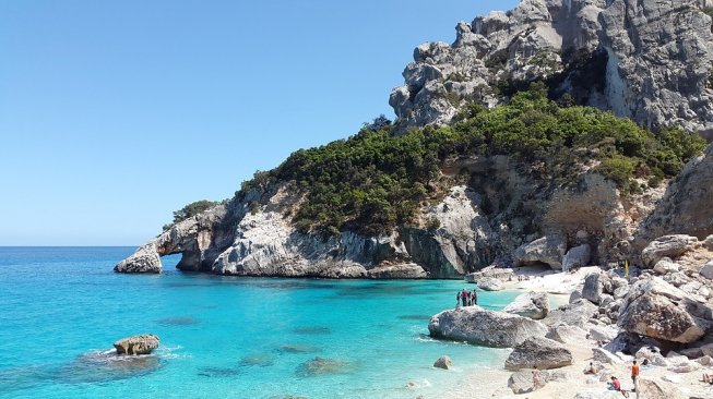 Pasangan Turis Terancam Dibui 6 Tahun Usai Curi Pasir Pantai di Sardinia