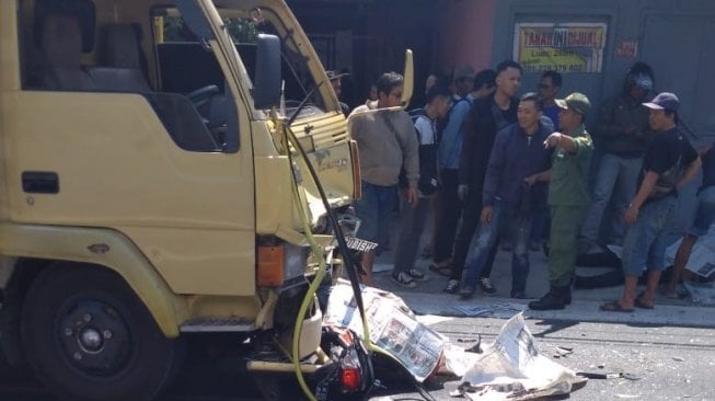 Adu Banteng Motor VS Truk, Dua Pegawai Koperasi Tewas di Tempat