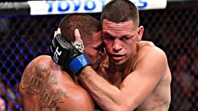 Petarung UFC, Nate Diaz (kanan) memeluk Anthony Pettis (kiri) usai pertandingan UFC 241 di Octagon, Amerika Serikat, Minggu (18/8/2019). (Instagram/@showtimepettis)