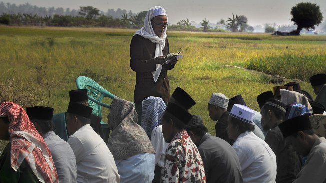 Sejumlah warga Kampung Karangdowo, Kasemen, memanjatkan doa bersama saat acara Salat Minta Hujan (Salat Istisqo) di Serang, Banten, Selasa (20/8). [ANTARA FOTO/Asep Fathulrahman]