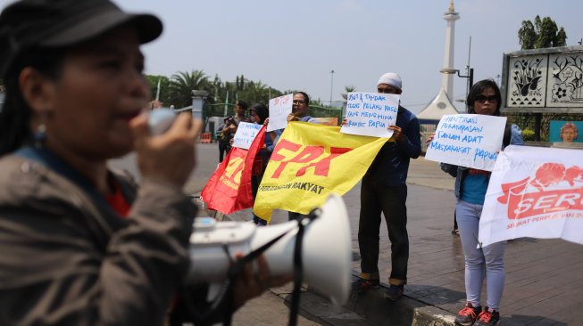 Sejumlah aktivis Front Perjuangan Rakyat (FPR) melakukan aksi respon atas rasisme kepada mahasiswa Papua di depan Istana Merdeka, Jakarta, Selasa (20/8). [Suara.com/Arya Manggala]