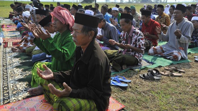 Sejumlah warga Kampung Karangdowo, Kasemen, memanjatkan doa bersama saat acara Salat Minta Hujan (Salat Istisqo) di Serang, Banten, Selasa (20/8). [ANTARA FOTO/Asep Fathulrahman]