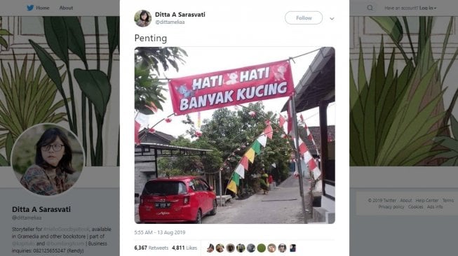 Spanduk unik, waspadai banyak kucing. [Twitter]