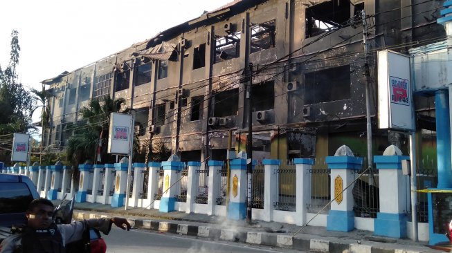 Kondisi gedung Majelis Rakyat Papua yang terbakar pascakerusuhan di Manokwari, Papua Barat, Senin (19/8). [ANTARA FOTO/Tomi]
