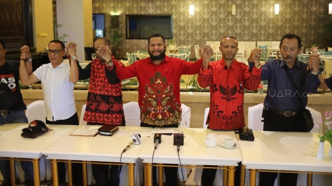 Ketua Umum Gerakan Nasional Rakyat Cinta NKRI (Gercin) Hendrik Yance Udam (tengah) bersama tokoh Papua memberikan keterangan pers di Jakarta, Selasa (20/8). [Suara.com/Arya Manggala]