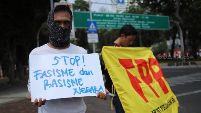 Sejumlah aktivis Front Perjuangan Rakyat (FPR) melakukan aksi respon atas rasisme kepada mahasiswa Papua di depan Istana Merdeka, Jakarta, Selasa (20/8). [Suara.com/Arya Manggala]