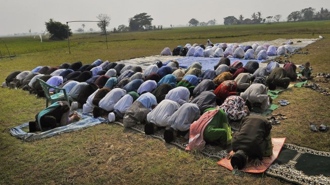 Sejumlah warga Kampung Karangdowo, Kasemen, memanjatkan doa bersama saat acara Salat Minta Hujan (Salat Istisqo) di Serang, Banten, Selasa (20/8). [ANTARA FOTO/Asep Fathulrahman]