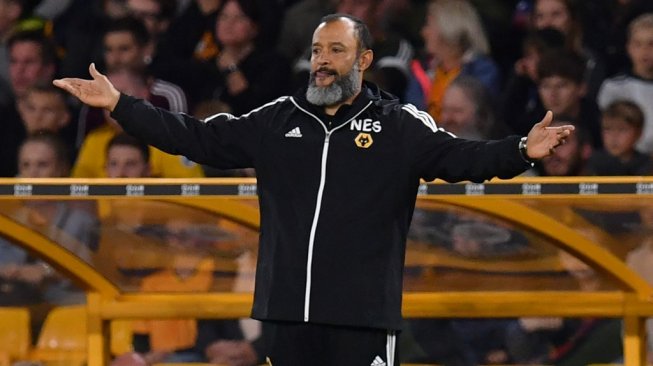 Pelatih Wolves, Nuno Espirito Santo mengamati permainan timnya di touchline pada laga pekan kedua Liga Inggris 2019/2020 kontra Manchester United di Molineaux Stadium, Selasa (20/8/2019) dini hari WIB. [Paul ELLIS / AFP]