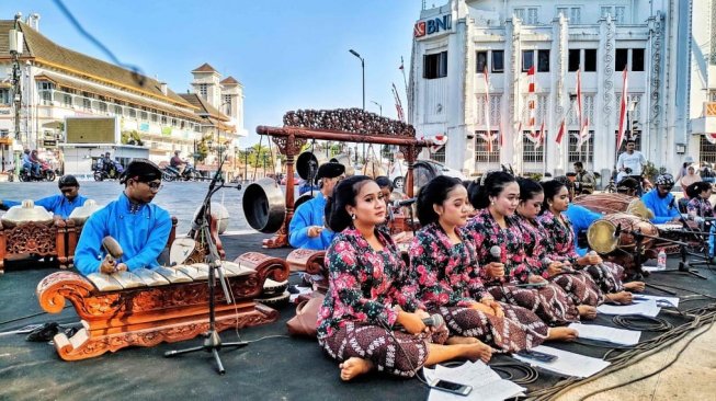 Penabuh gamelan dan pesinden menandakan dimulainya Pre-even TGF di Kota Yogyakarta. [Suara.com/Putu Ayu P]