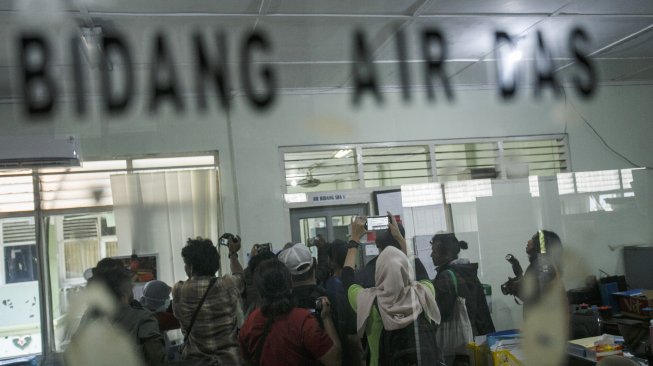 Suasana salah satu ruangan yang di segel KPK di kantor Dinas Pekerjaan Umum Kota Yogyakarta, DI Yogyakarta, Selasa (20/8). [ANTARA FOTO/Hendra Nurdiyansya]