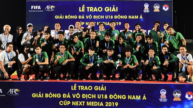 Pemain dan oficial Timnas U-18 Indonesia melakukan foto bersama dengan pemainnya saat penyerahan medali Piala AFF U-18 di Stadion Thong Nhat Ho Chi Minh, Vietnam, Senin (19/8). [ANTARA FOTO/Yusran Uccang]
