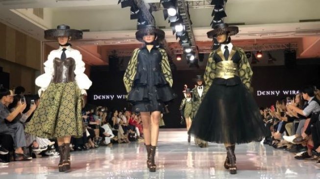 Karya wastra terbaik desainer dalam ajang Jakarta Fashion and Food Festival 2019. (Suara.com/Risna Halidi)