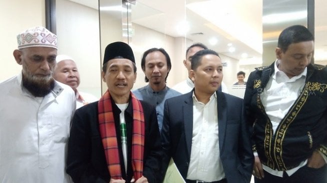 Pendukung Ustaz Abdul Somad sesuai membuat laporan di Bareskrim Polri. (Suara.com/Arga).