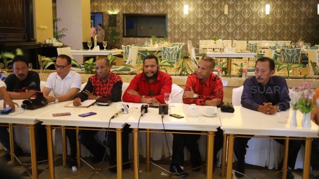 Ketua Umum Gerakan Nasional Rakyat Cinta NKRI (Gercin) Hendrik Yance Udam (tengah) bersama tokoh Papua memberikan keterangan pers di Jakarta, Selasa (20/8). [Suara.com/Arya Manggala]