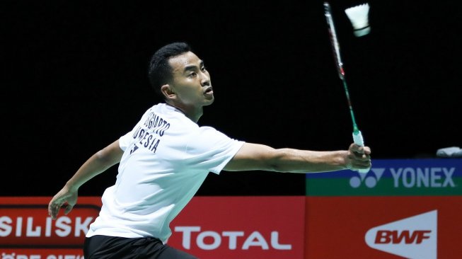 Pebulutangkis tunggal putra Indonesia, Tommy Sugiarto, melaju ke babak kedua Kejuaraan Dunia Bulutangkis 2019 usai menundukkan Niluka Karunaratne (Sri Lanka), Senin (19/8). [Humas PBSI]