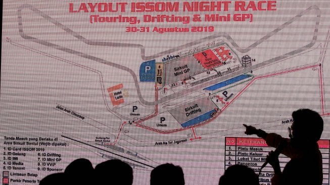 General Manager Sentul International Sirkuit Lola Moenek menunjukan Layout Issom Night Race dalam acara Press Conference jelang digelarnya Motorsport Festival ISSOM Night Race 2019 di Jakarta, Selasa (20/8). [Suara.com/Oke Atmaja]