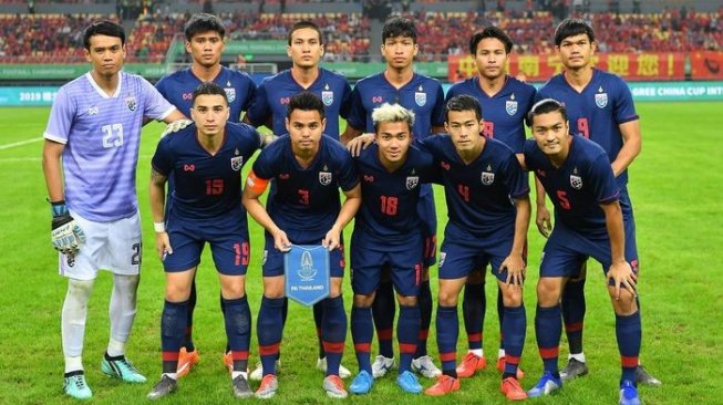 Skuat timnas Thailand saat menghadapi China dalam laga China Cup 2019 di Guangxin Sports Centre, Nanning, Kamis (21/3/2019). (Twitter/@chansuek_th).