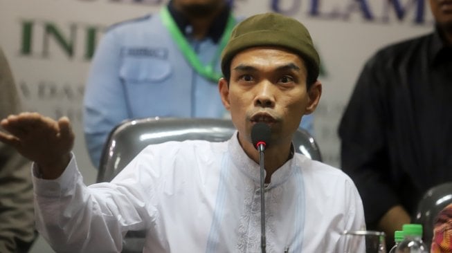 Ustaz Abdul Somad memberikan keterangan pers di Kantor MUI, Jakarta, Rabu (21/8). [Suara.com/Arya Manggala]