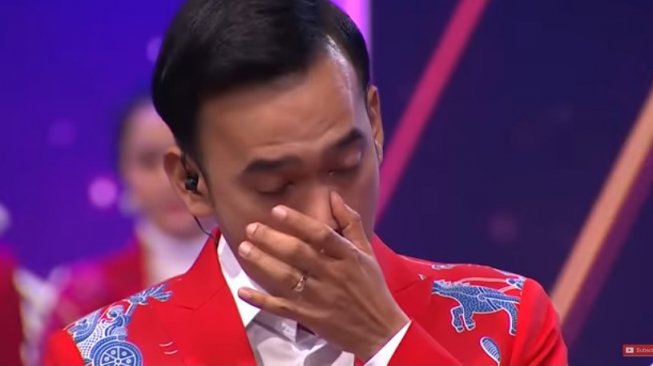 Ruben Onsu nangis dinyanyikan lagu "Ayah" oleh Betrand Peto. [YouTube MCNTV]