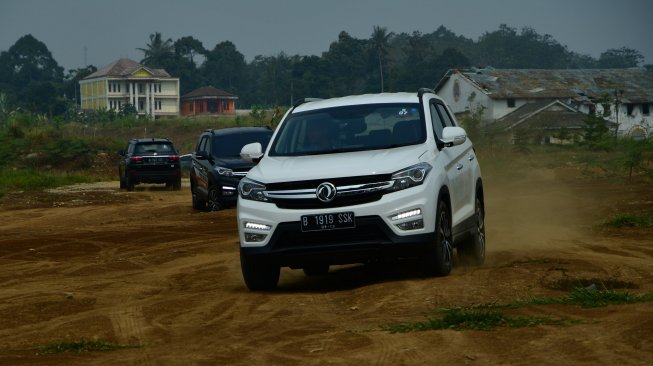 DFSK Glory 560 menunjukkan kemampuannya di Sukabumi, Jawa Barat, Selasa (20/8/2019). [Suara.com/Manuel Jeghesta Nainggolan]