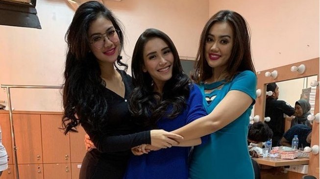 Adik Julia Perez, Della Perez dan Nia Anggia bersaam Ayu Ting Ting (tengah). [Instagram]