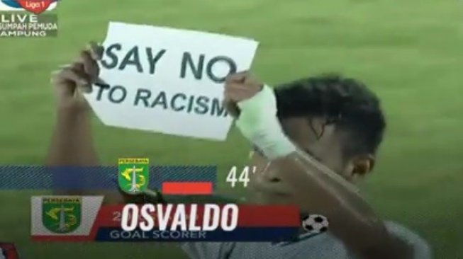 Penyerang Persebaya Surabaya, Osvaldo Haay mengkampanyekan Say No Racism pada lanjutan Liga 1 2019 menghadapai Badak Lampung FC, Selasa (20/8/2019), (Instagram/@liga1match)