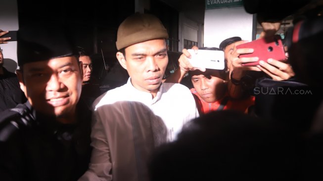 Ustaz Abdul Somad saat tiba di Kantor MUI, Jakarta, Rabu (21/8).  [Suara.com/Arya Manggala]
