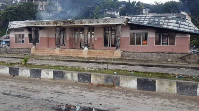 Suasana Kantor Dewan Adat Mbaham Matta seusai dibakar massa saat melakukan aksi di Kabupaten Fakfak, Papua Barat, Rabu (21/8). [ANTARA FOTO/Wahyu Rumagesan]